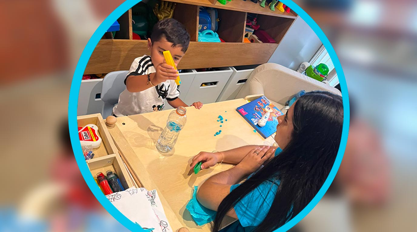 Niñera e hijo jugando alegremente